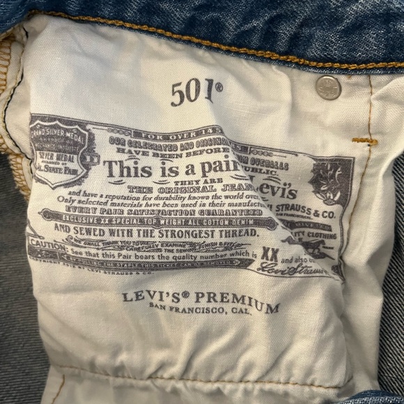 Like new Levi’s 501 button fly - Picture 3 of 6